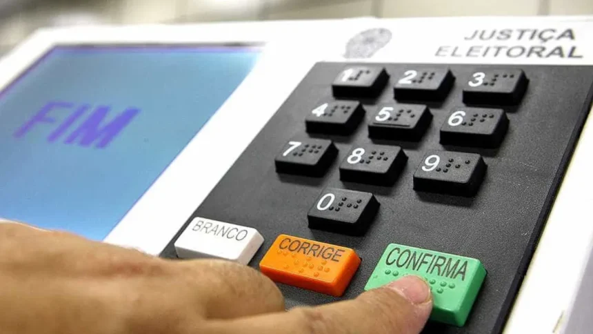 Urna eletrônica em seção de votação