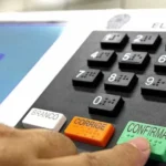 Urna eletrônica em seção eleitoral durante votação no Brasil