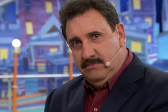 Apresentador Ratinho em estúdio de rádio