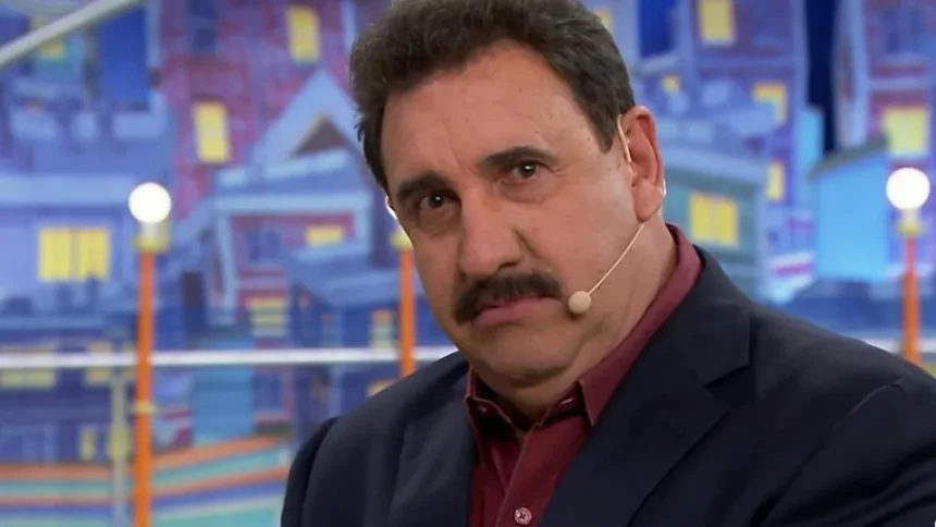 Apresentador Ratinho em estúdio de rádio