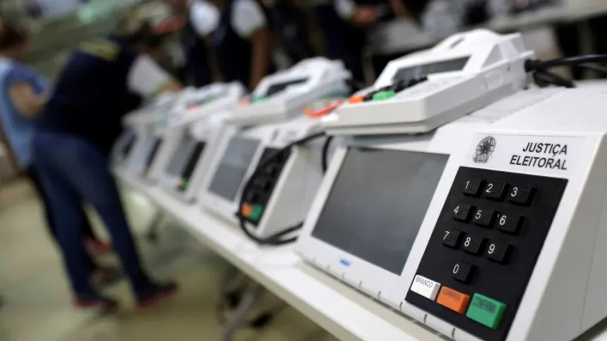 Urna eletrônica em seção eleitoral no estado de São Paulo
