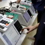 Urna eletrônica em seção de votação durante as eleições.