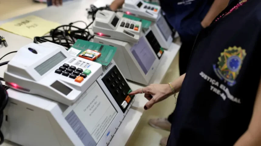 Urna eletrônica em seção de votação durante as eleições.