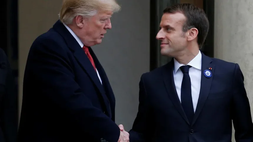 Bandeiras dos Estados Unidos e da França em evento oficial