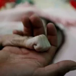 Crianças e moradores em área afetada por conflito no Iêmen