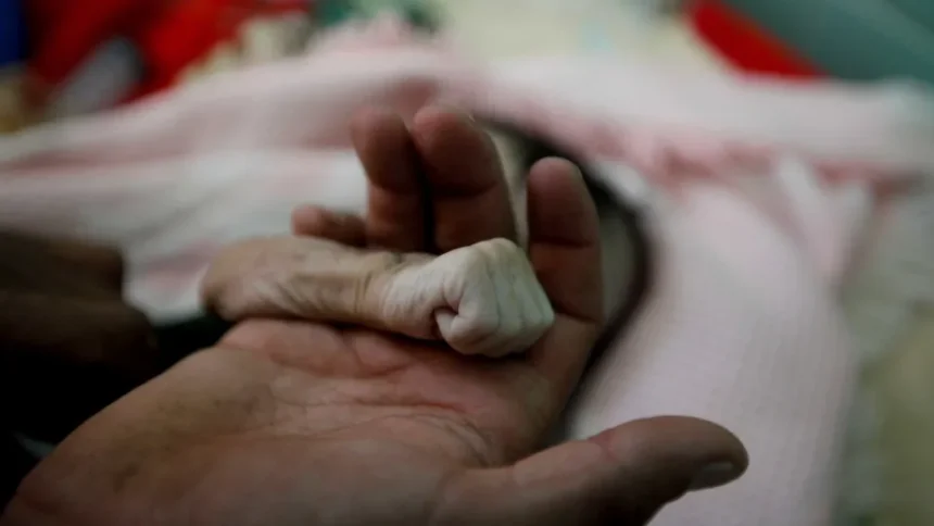 Crianças e moradores em área afetada por conflito no Iêmen