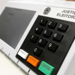 Eleitores fazem fila para votar em seção eleitoral durante o primeiro turno.