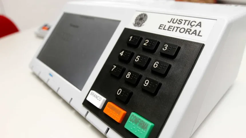 Eleitores fazem fila para votar em seção eleitoral durante o primeiro turno.