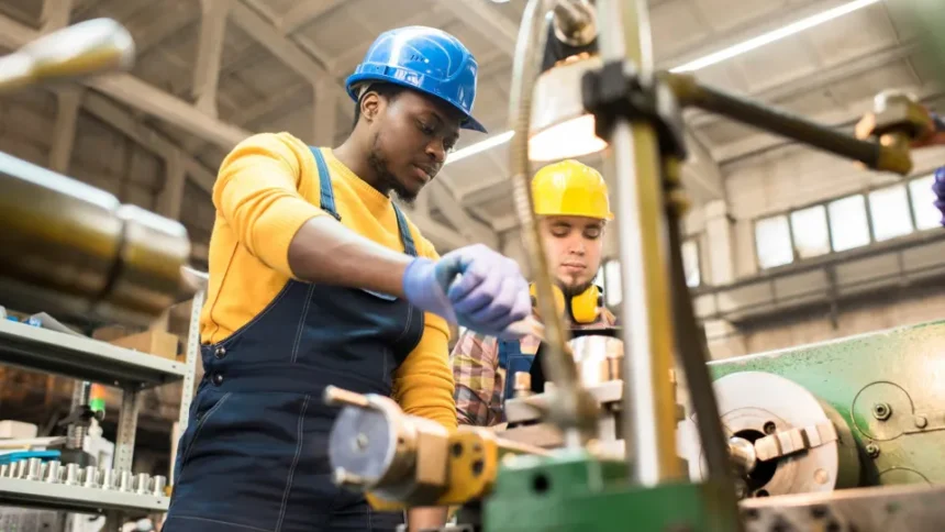 Complexo industrial brasileiro visto em área urbana.