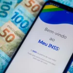 Fachada do edifício sede do INSS com bandeira do Brasil