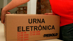 Urna eletrônica em seção eleitoral durante votação no Brasil