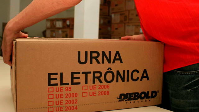 Urna eletrônica em seção eleitoral durante votação no Brasil