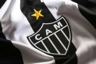 Jogadores em campo durante partida de futebol em estádio brasileiro