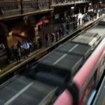 Fachada e arredores de estação do metrô em São Paulo