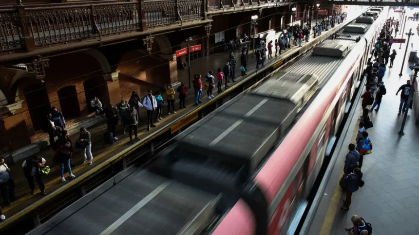 Fachada e arredores de estação do metrô em São Paulo