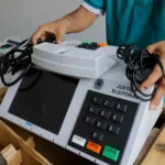 Urna eletrônica em seção de votação