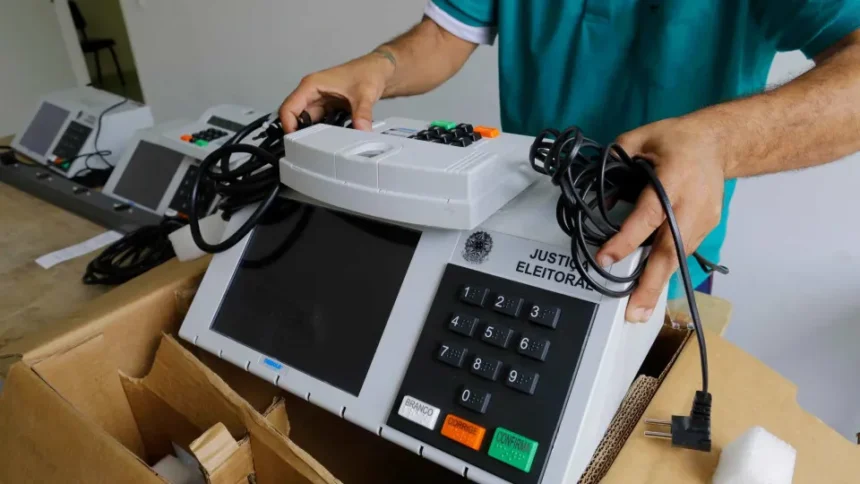 Urna eletrônica em seção de votação