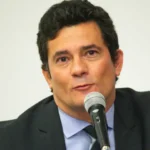 Sergio Moro sorri durante pronunciamento político