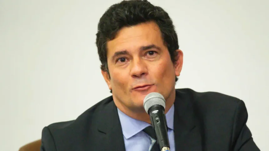 Sergio Moro sorri durante pronunciamento político