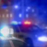 Viatura da polícia em área isolada para perícia
