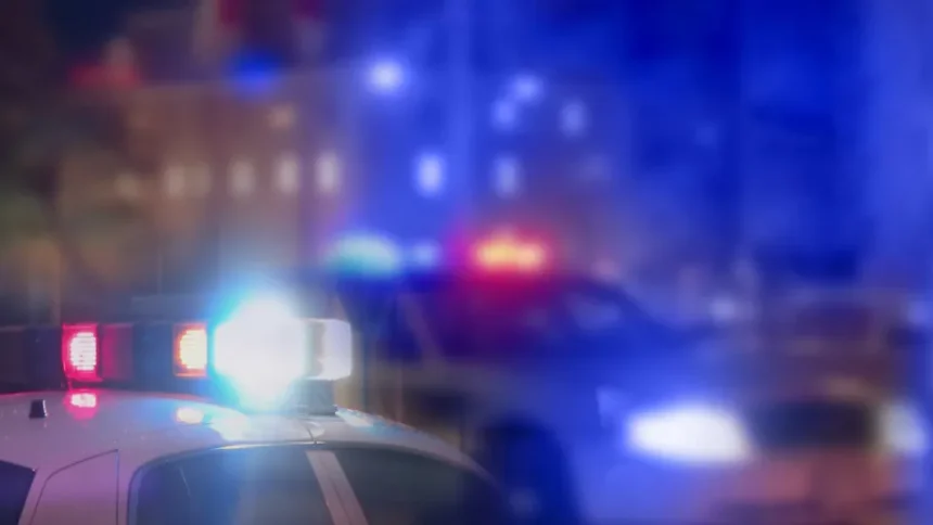 Viatura da polícia em área isolada para perícia