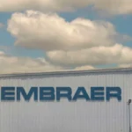 Aeronave da Embraer em voo de demonstração