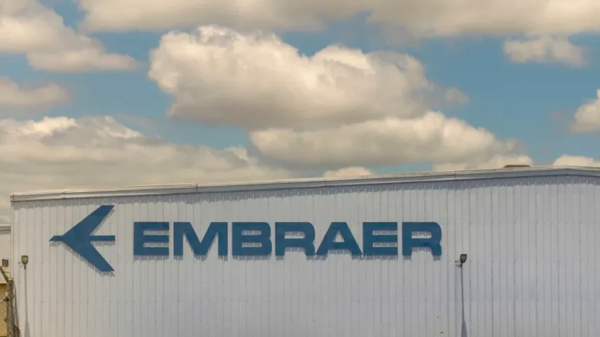 Aeronave da Embraer em voo de demonstração