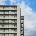 Portaria de edifício com controle de acesso e monitoramento