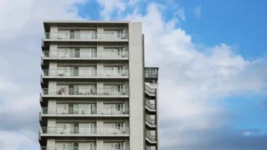Portaria de edifício com controle de acesso e monitoramento