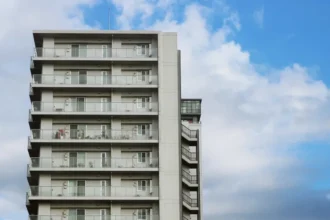 Portaria de edifício com controle de acesso e monitoramento