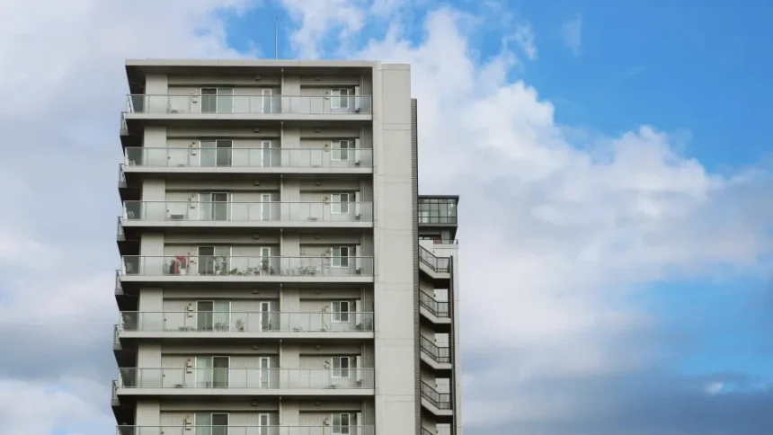 Portaria de edifício com controle de acesso e monitoramento