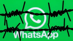 Smartphone exibindo a tela do WhatsApp com configurações de segurança e controle parental ativas.