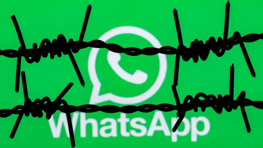 Smartphone exibindo a tela do WhatsApp com configurações de segurança e controle parental ativas.