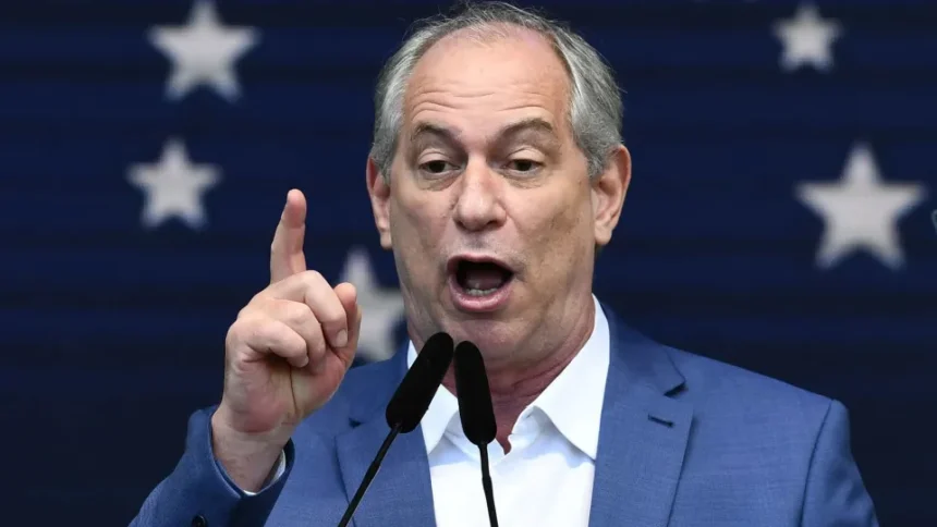 Ciro Gomes em ato político durante a campanha eleitoral.