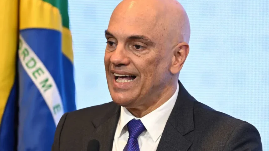 Urna eletrônica e ambiente de votação nas eleições