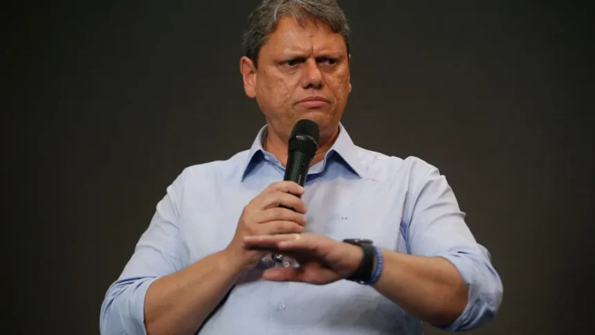 Viaturas da Polícia Civil de São Paulo estacionadas em via pública