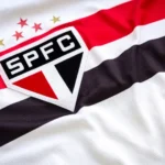 Escudo do São Paulo em partida de futebol