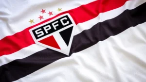 Escudo do São Paulo em partida de futebol