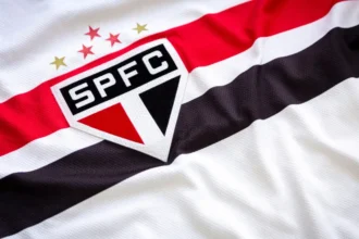 Escudo do São Paulo em partida de futebol