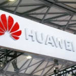 Logotipos da Huawei e Qualcomm em ambiente corporativo