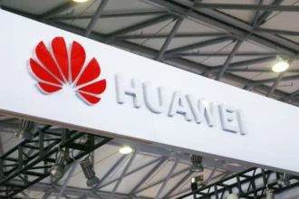 Logotipos da Huawei e Qualcomm em ambiente corporativo
