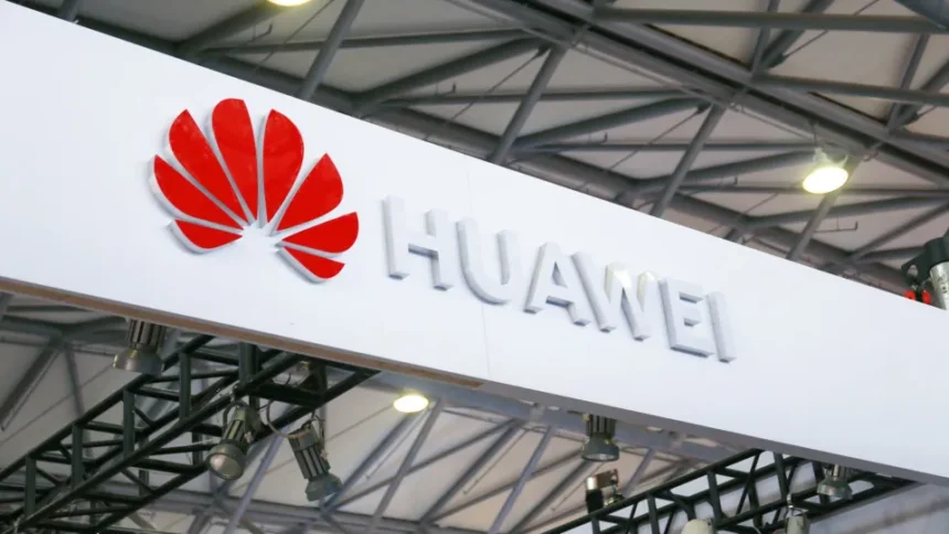 Logotipos da Huawei e Qualcomm em ambiente corporativo