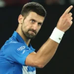 Novak Djokovic em quadra durante partida de tênis.