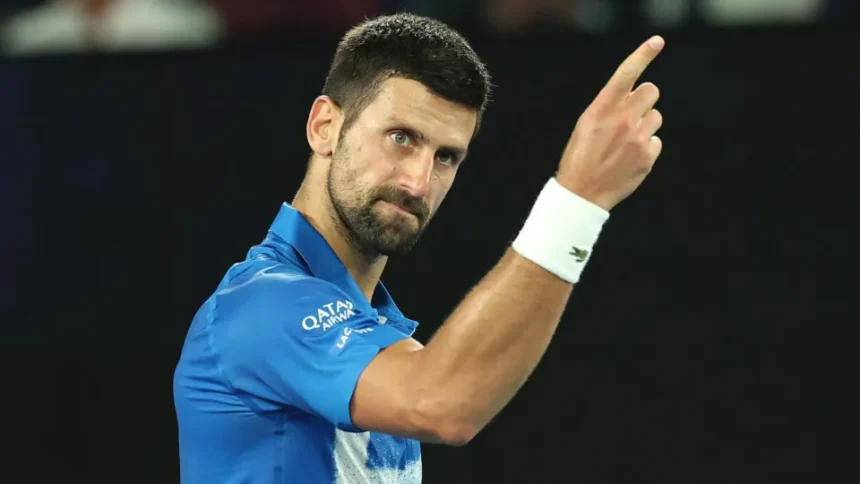 Novak Djokovic em quadra durante partida de tênis.
