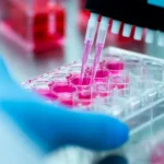 Fachada genérica de hospital russo com equipe de saúde em atendimento