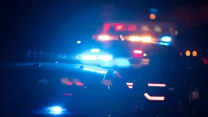 Viaturas policiais em via pública de São Paulo durante atendimento a ocorrência.