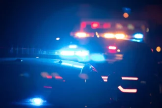 Viaturas policiais em via pública de São Paulo durante atendimento a ocorrência.