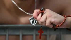 Jogadores do Atlético-MG em campo com o uniforme do clube