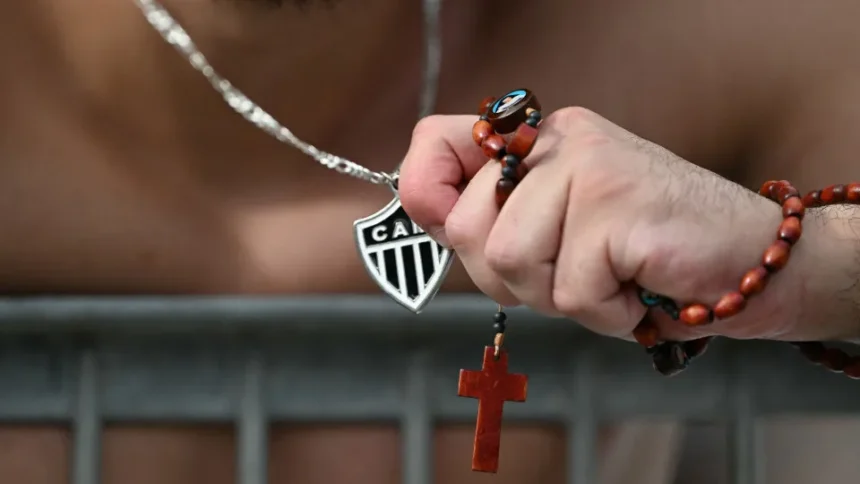 Jogadores do Atlético-MG em campo com o uniforme do clube