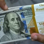 Gráfico de mercado financeiro com variação da Bolsa e do dólar